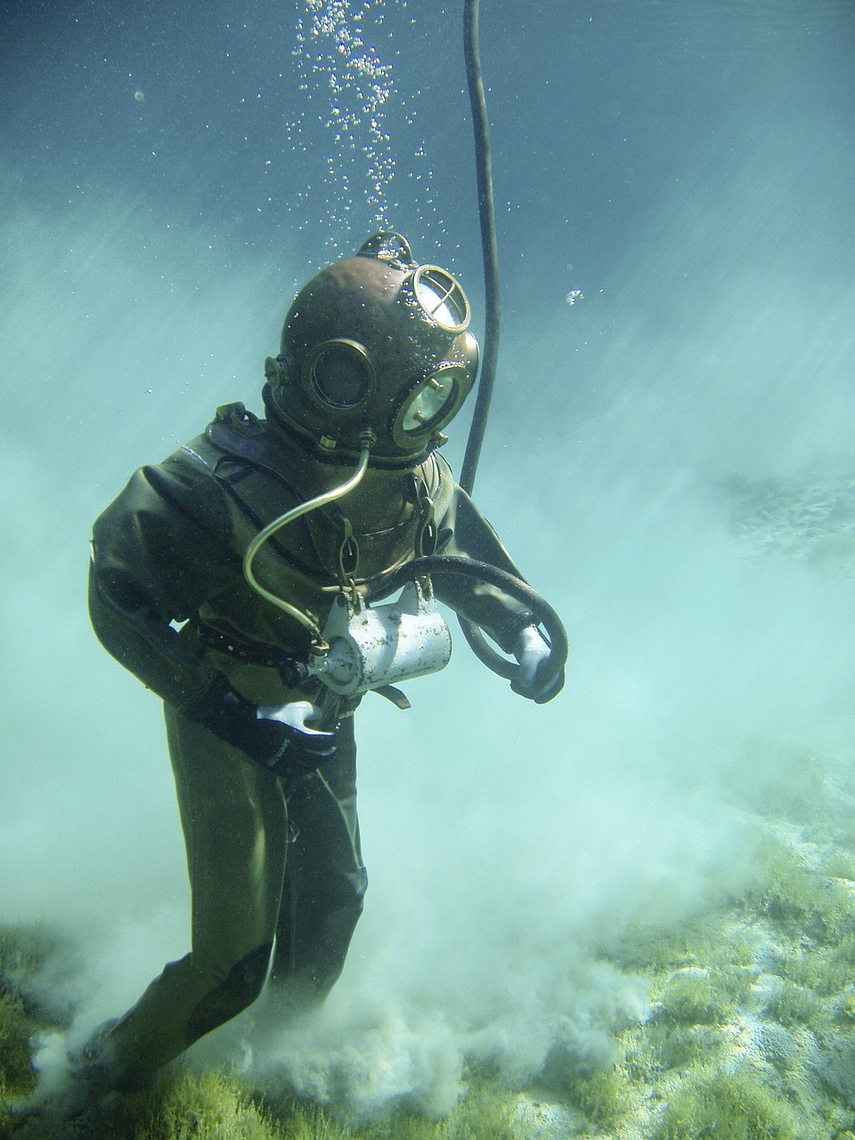 underwater manual cleaning